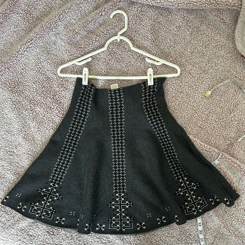 Max Studio knit skirt geometric pattern monochrome colors soft and strong fabric